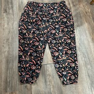 Time and Tru Women’s Leaf Pattern Cuffed Straight Leg Pants